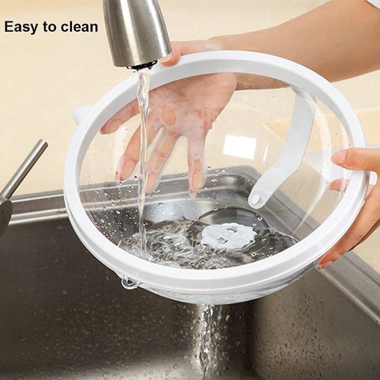 Handen wassen van een transparante magnetron deksel met witte rand in een gootsteen.