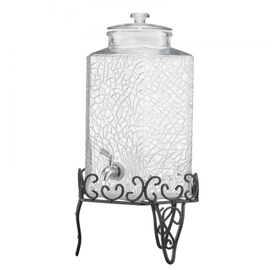 Transparante glazen drankdispenser met een getextureerd, facetglas oppervlak en een chromen kraan. Staat op een sierlijke zwarte metalen standaard.