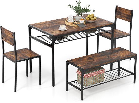 Eettafelset met een tafel, twee stoelen en een bank, allemaal met een rustiek houten blad en zwart metalen frame. De tafel is gedekt met servies, fruit en een kopje koffie. De bank heeft een mand met een deken.