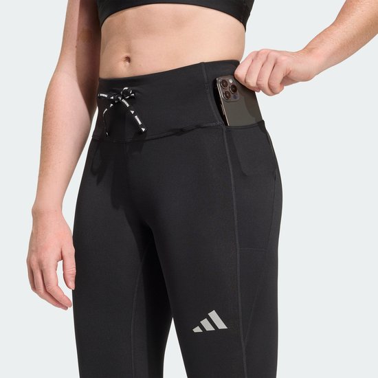 Zwarte Adidas legging met witte veterdetails in de tailleband en een telefoonvak.