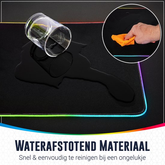 Glaasje water omgekiept op de zwarte XXL muismat met RGB LED-randverlichting. Het water parelt op het waterdichte materiaal.