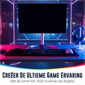 Een game-opstelling met een monitor, toetsenbord en muis op een XXL RGB gaming muismat. Tekst: CRÉËER DE ULTIEME GAME ERVARING.