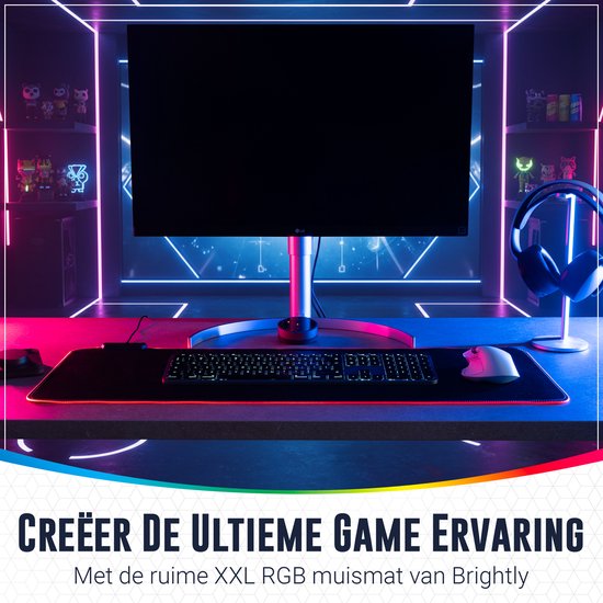Een game-opstelling met een monitor, toetsenbord en muis op een XXL RGB gaming muismat. Tekst: CRÉËER DE ULTIEME GAME ERVARING.