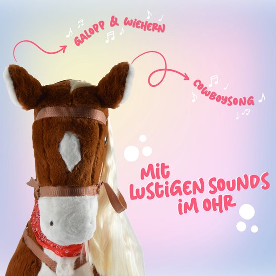Close-up van het hoofd van een bruin pluche paard met blonde manen en rode bandana. Tekst: "MIT LUSTIGEN SOUNDS IM OHR".