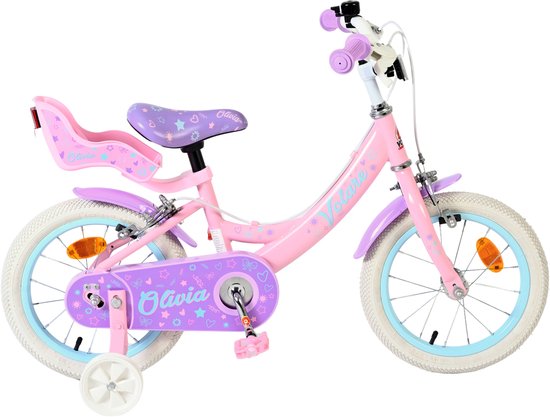Zijzicht van een roze kinderfiets met paarse zadel, kettingkast met sterren en 'Olivia', en steunwielen.