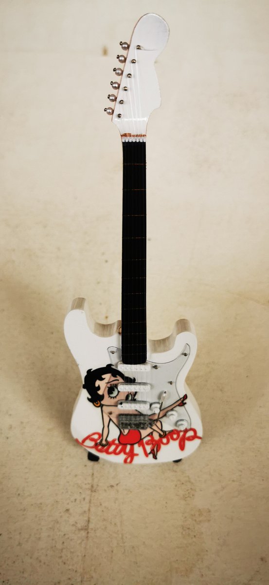 Gitaar Miniatuur 25 cm hoog - Betty Boop - Mini gitaartje op standaard - Muziek accessoires - Mancave - Girlcave - Decoratie - Mini - Collectable - Cadeau - Miniature - Muzikanten en muziekliefhebbers