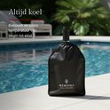 Zwarte wijnkoeler met "MÉMOIRE WINE ACCESSORIES" logo, met witte wijnfles bij een zwembad.