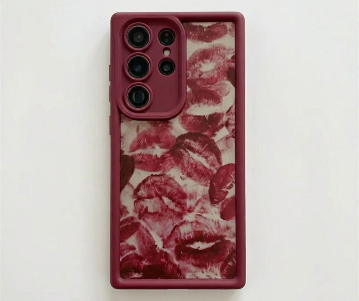 Bordeaux rood telefoon hoesje – geschikt voor Samsung Galaxy S25 Ultra – backcover voor dames – lippen print design – stevige kunststof bumper – transparante achterkant met print