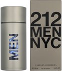 Zilverkleurige parfumfles en doos met '212 MEN NYC' in grote zwarte letters. Fles heeft blauwe 'MEN' details.