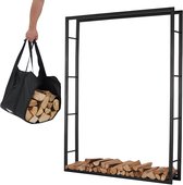 Zwarte metalen brandhoutrek met een tas vol hout naast zich.