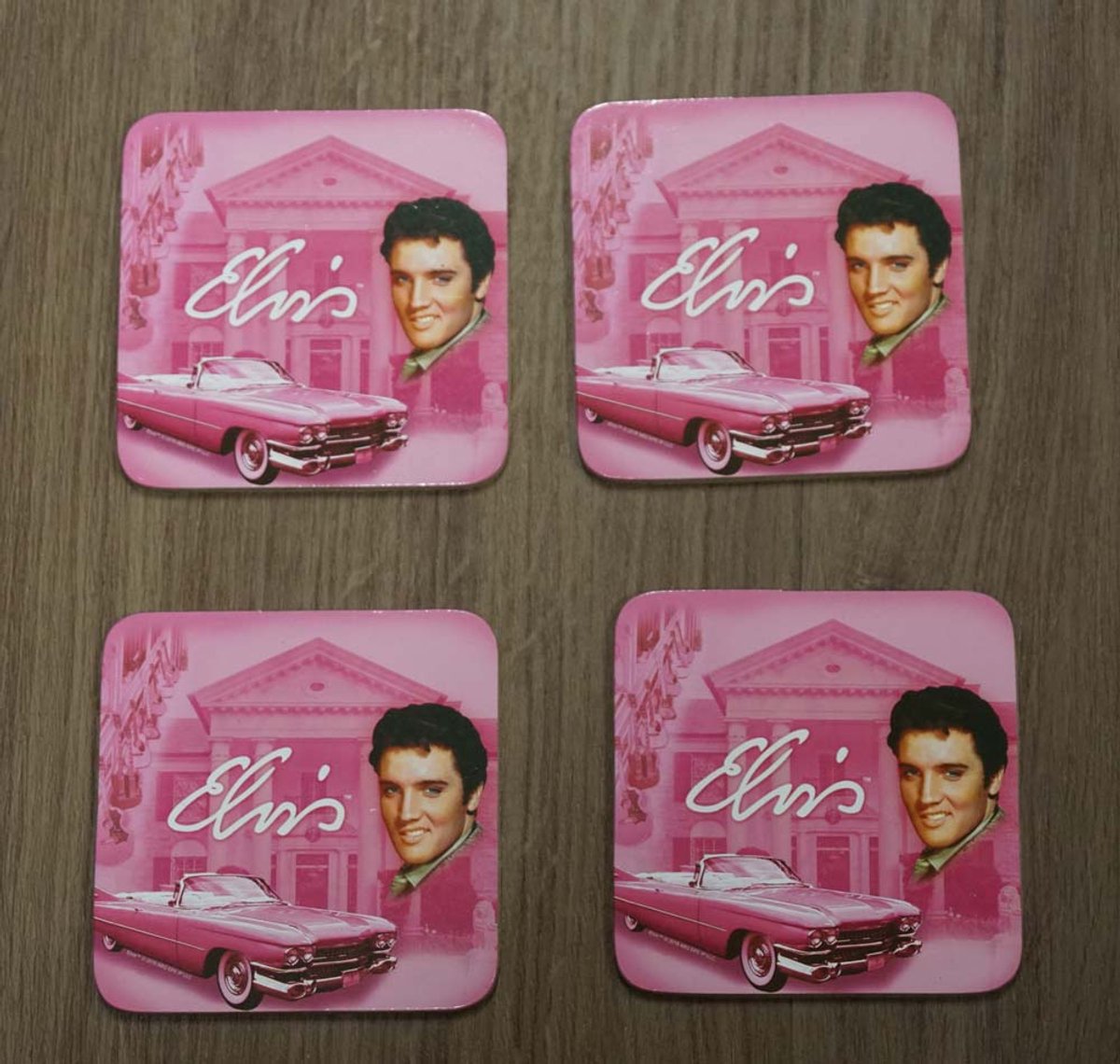 Onderzetters Elvis Presley roze Cadillac set van 4 stuks - onderzetters voor glazen 4x Elvis Presley met zijn auto - Elvis Presley artikelen - cadeau tip voor Elvis Presley fans - Elvis Presley huishoudelijke artikel