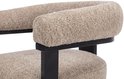 Detail van de beige bouclé armleuningen en zwarte houten frame van een stoel.