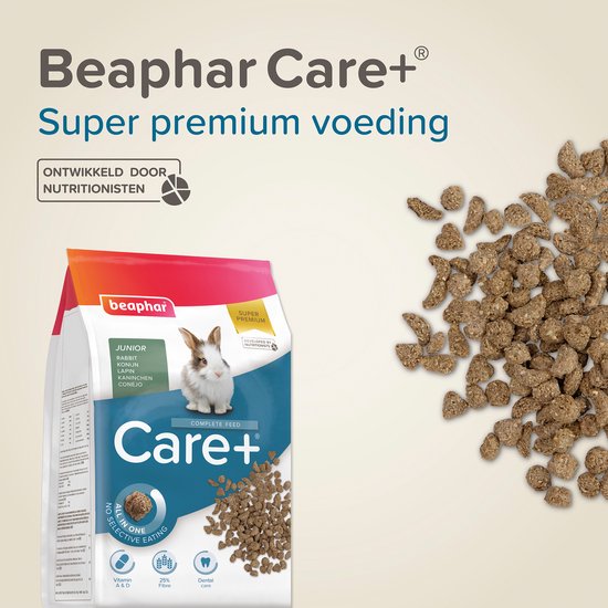 Zak Beaphar Care+ super premium konijnenvoer naast een hoop bruine konijnenbrokken. Tekst beschrijft voordelen.