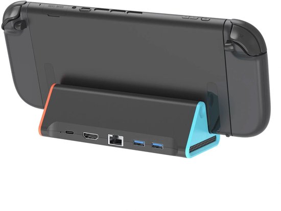 Zwarte docking station met oranje en blauwe uiteinden, met Switch 2 console erop. Toont USB 3.0 poorten, LAN, HDMI en USB-C poorten.