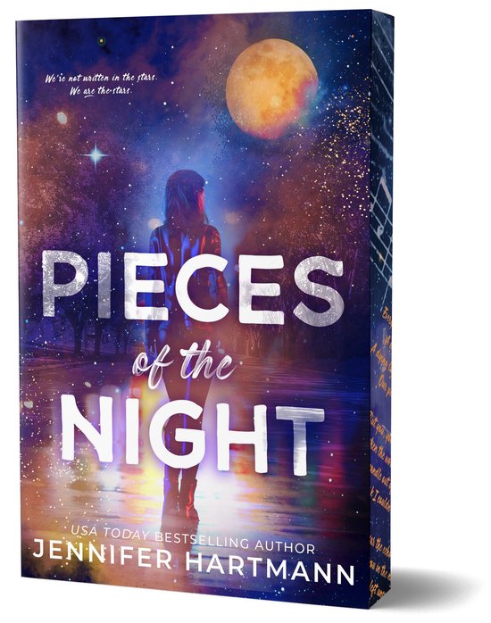Boekomslag met vrouw die wegloopt met "PIECES of the NIGHT" in grote letters. Een volle maan en sterrenhemel.