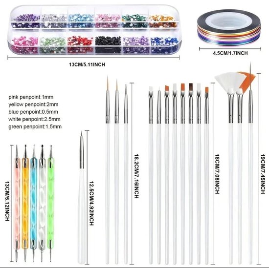 Diverse nail art benodigdheden: potloden, penseelsets, nail striping tape, strass-steentjes, glitter en 3D-vlinders.
