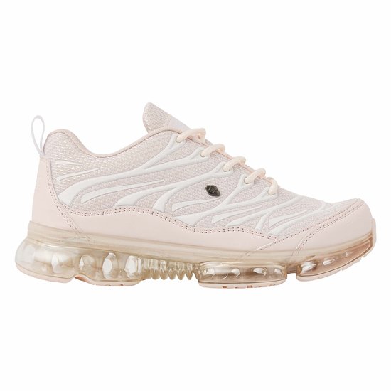 Zijaanzicht van een roze lage sneaker met witte golvende lijnen en doorzichtige zool.