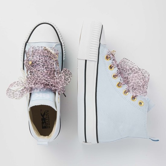 Lichtblauwe hoge sneaker en platte sneaker met panterprint strikken, parels en 'BK' logo.