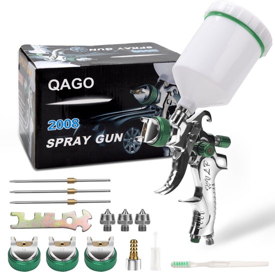 Spuitpistool met groene accenten, witte beker, doos met auto-afbeelding en diverse spuitmonden.