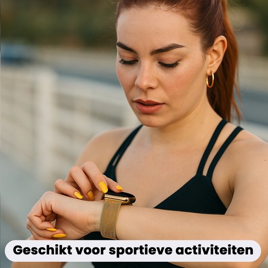 Vrouw met zonnebril bekijkt haar gouden smartwatchbandje, geschikt voor sportactiviteiten.