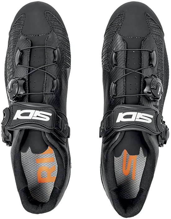 Zwarte Sidi raceschoenen met oranje zolen en twee draaisluitingen.