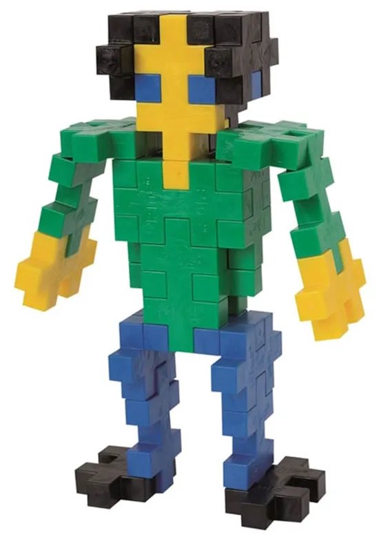 Een mensfiguur gemaakt van kleurrijke Plus-Plus bouwstenen: groen shirt, blauwe broek, gele armen en gezicht, zwarte voeten en hoofd.