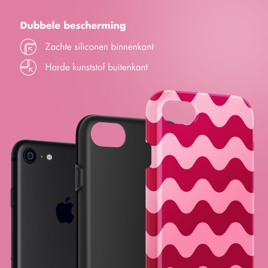 Dubbele bescherming: zachte siliconen binnenkant en harde kunststof buitenkant met roze/rode golfpatroon.