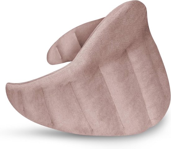Lichtroze, driehoekig verwarmingskussen met verticale stiksels, gevormd voor nek en schouders.
