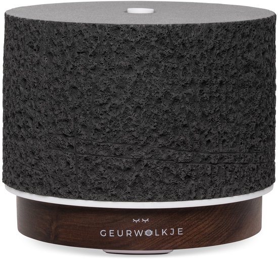 Zwarte aroma diffuser met poreuze textuur en donkerhouten voet.