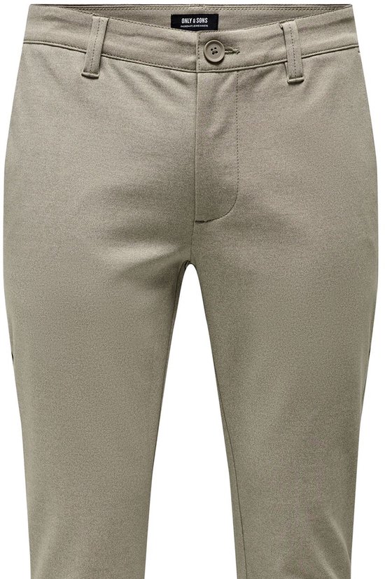 Voorzijde van een beige chino met knoopsluiting, riemlussen en merklabel 'ONLY & SONS'.
