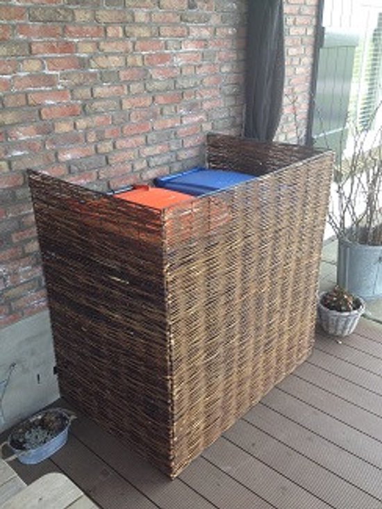 Dubbele kliko ombouw van gevlochten wilgentenen met plaats voor twee kliko's met oranje en blauwe deksels.