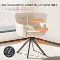 Beige stoffen fauteuil met armleuningen, gebogen rugleuning en holle rug voor ademend vermogen. Zwarte draaibasis.