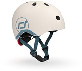 Crèmekleurige helm met blauwe accenten, verstelbare bandjes en een rood LED-achterlicht.
