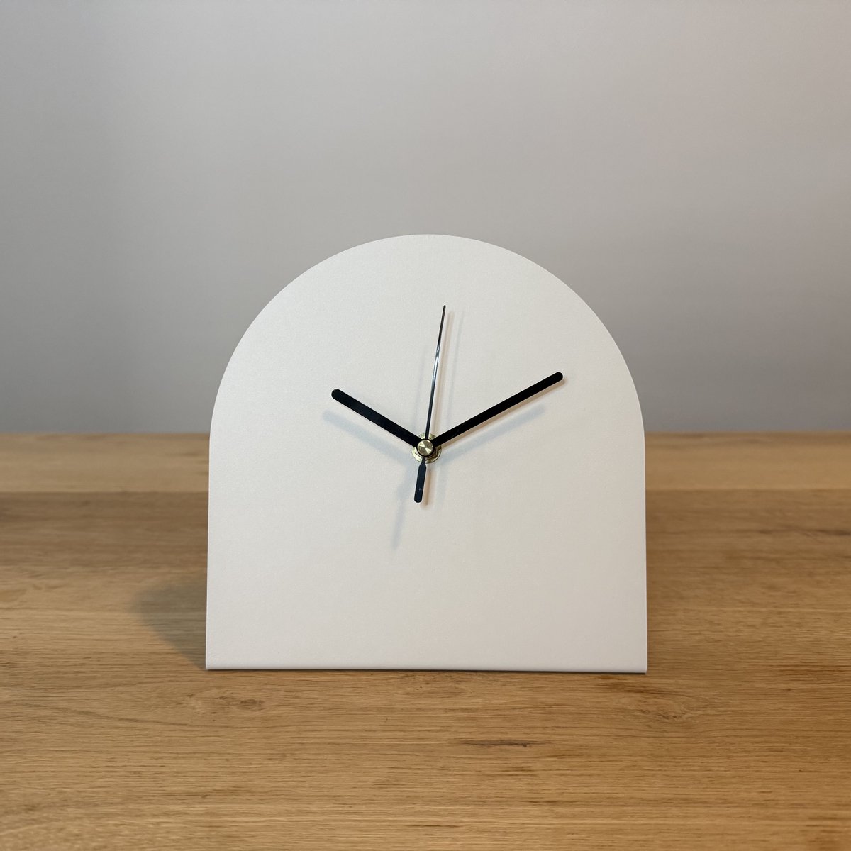 Klok BURGL - GRIJSWIT - Tafelklok - Hoogte 19,4 cm - Diameter 20 cm