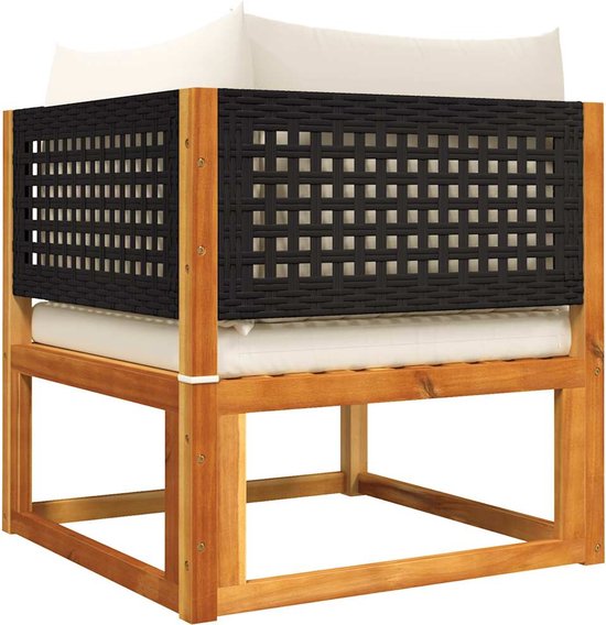 Houten stoel met crème kussens en zwart gevlochten zijkanten.