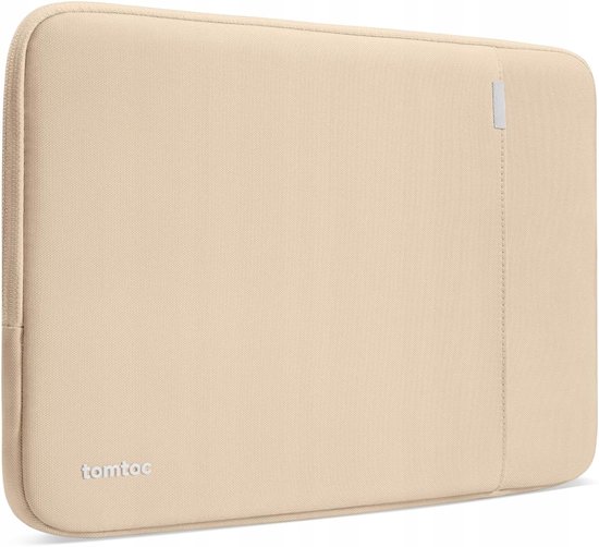 Zandkleurige Tomtoc laptop sleeve, gesloten, met logo linksonder.