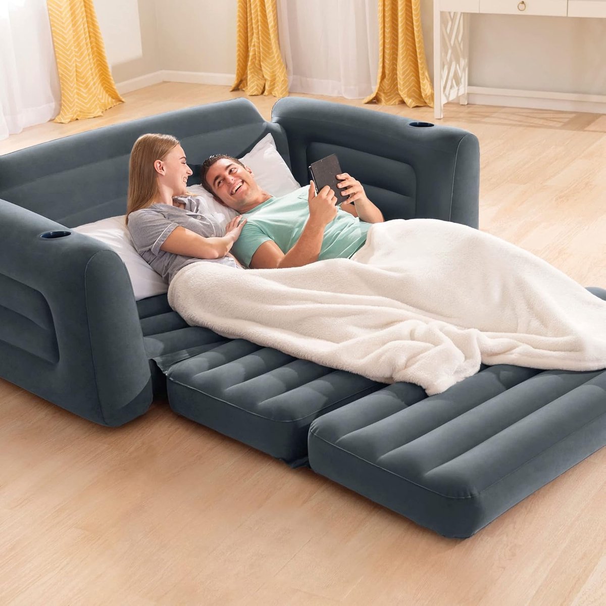 Luxe Opblaasbare Sofa Bed 2-in-1 – Modern Zwarte Loungebank & Tweepersoons Logeerbed – Comfortabele Flocked Zitting – 203×231×66 cm – 440 lbs Draagkracht – Met Bekerhouders – Intex Design –