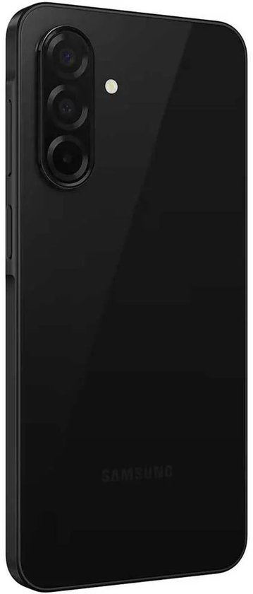 Zwarte Samsung Galaxy A26 5G, schuin van achteren gezien, met drievoudige camera.