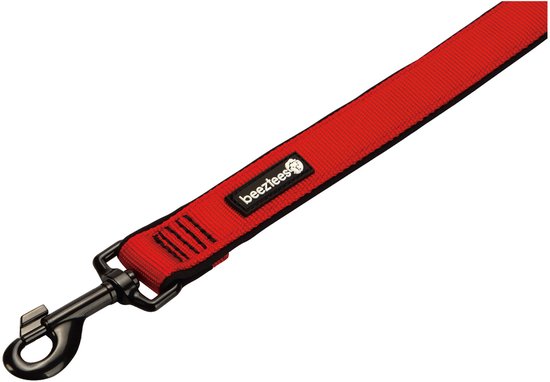 Detail van een rode hondenhalsband met zwarte voering en een metalen clip.