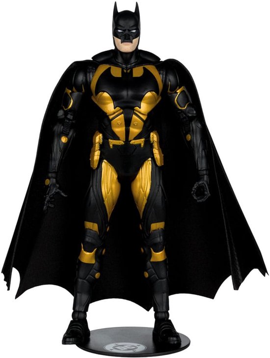 Batman Earth-2 actiefiguur, met gouden en zwarte pantsering, staand op een display.