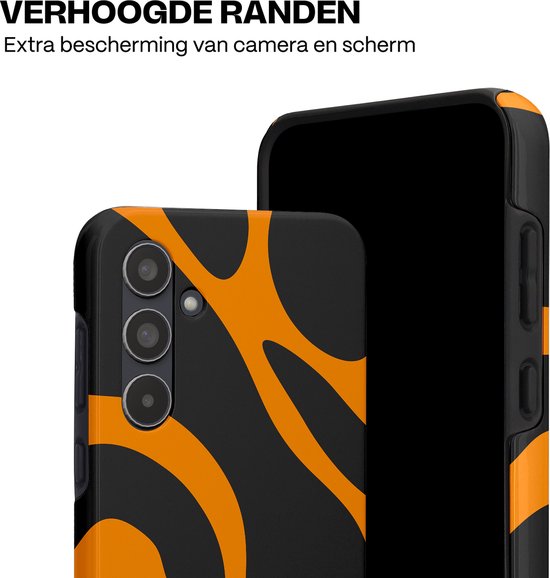 Close-up van de telefoonhoes met oranje abstract tijgerstreep patroon. Verhoogde randen bieden extra bescherming voor camera en scherm.