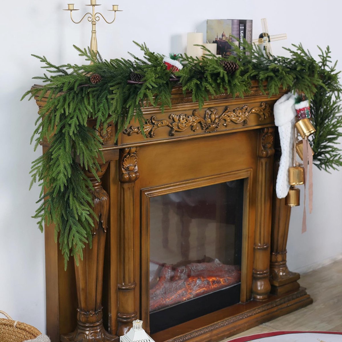 Krans van Norfolk-dennen - 1,8 m kunstmatige kerstkrans - Realistische winterkrans van dennen - Groene kunstmatige groene krans - Geschikt voor feestdecoraties, open haarden, schouwen, ramen, trappen en binnen- en buitendecoraties. – foto 4