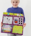 Fille aux cheveux blonds tenant un coffret de super autocollants Stitch avec des jeux.