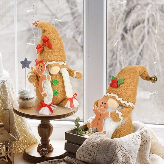 Twee kerstkabouters met gingerbread-thema in een vensterbank, versierd met lichtjes.