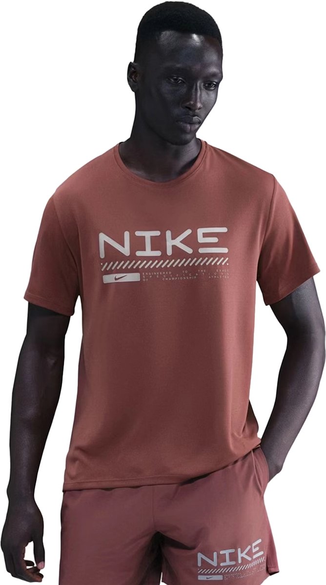 Nike miler winterized t-shirt in de kleur . Bruin