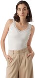 Witte kanten camisole met v-hals, gedragen door model.
