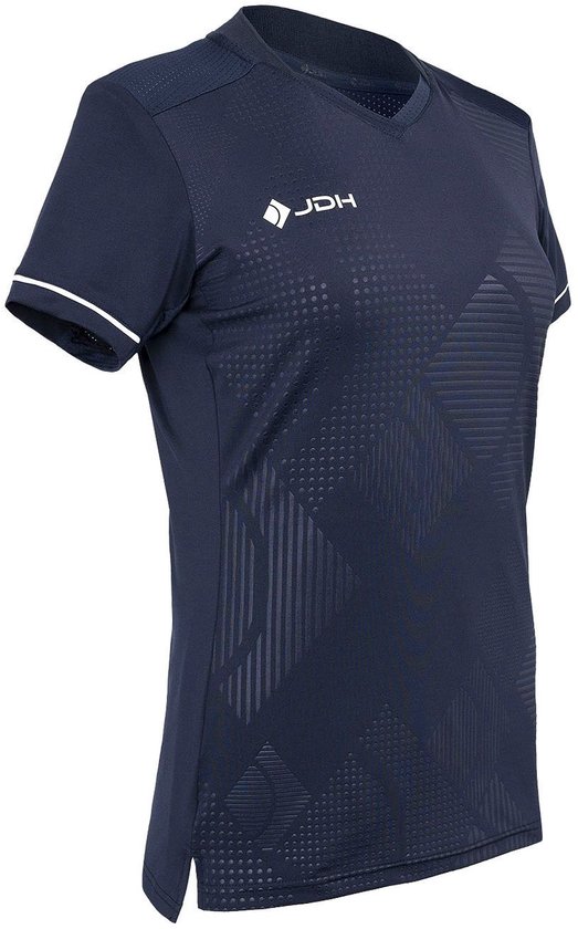 Donkerblauw sportshirt met JDH logo en geometrisch patroon op de voorkant. Witte biesjes op de mouwen.