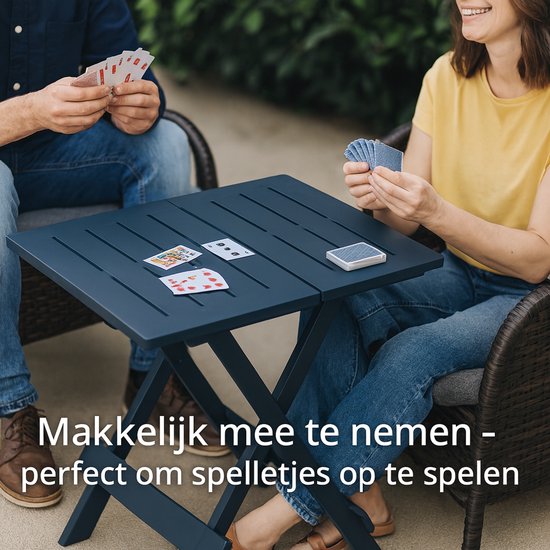 Een donkerblauwe inklapbare tafel waarop twee personen kaarten spelen.