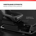 Zwart racesimulator cockpit met verstelbare kuipstoel, met handgreep om de stoel te verstellen.