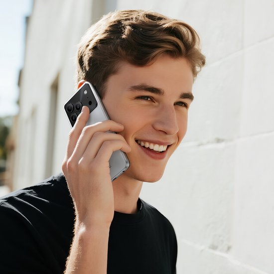 Jonge man met glimlach, vasthoudend een witte DOOGEE Note 56 Pro smartphone aan zijn oor.